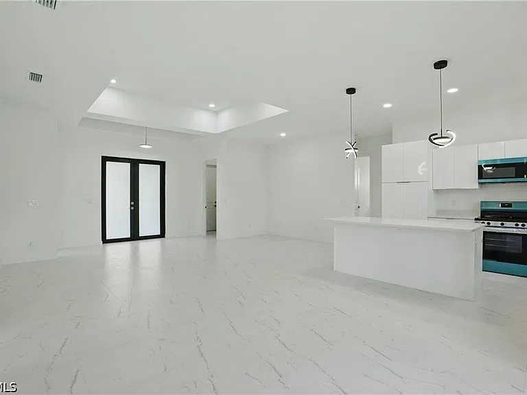 472 Rajah St — Photo 4