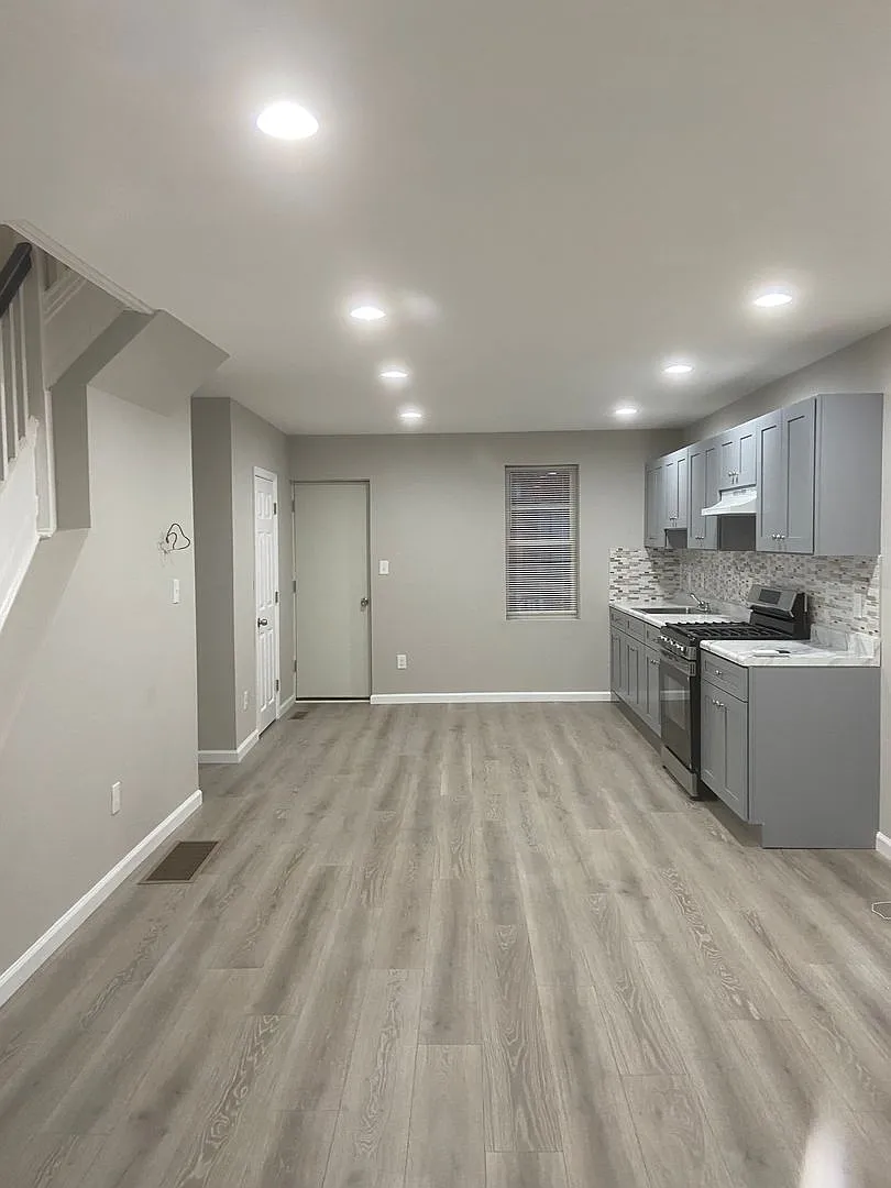 Beautifully Remodeled Front Porch Row - Germantown — Photo 2