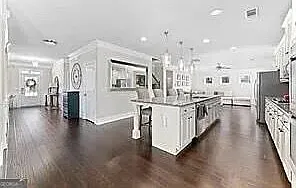 6 bed, 4.0 bath, 3819 sqft, $3,500 — Photo 3