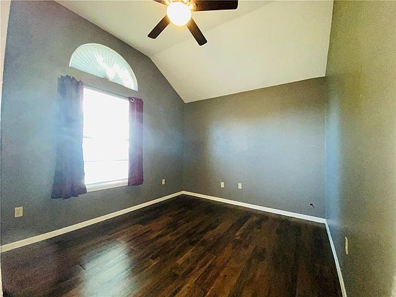 3rd image of 406 Bayview Blvd
