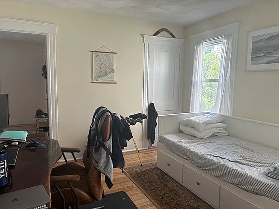 5th image of 42 Clarendon Ave #1
