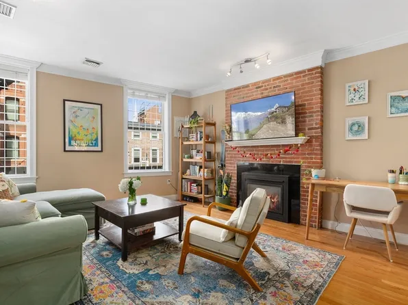 371 Hanover St APT 2, Boston, MA 02113