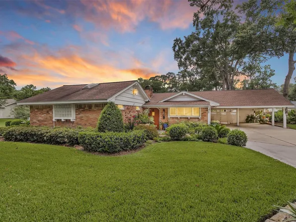 3 Fairway Dr, Conroe, TX 77304