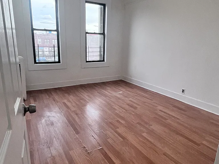 25-27 Steinway St #3R — Photo 2
