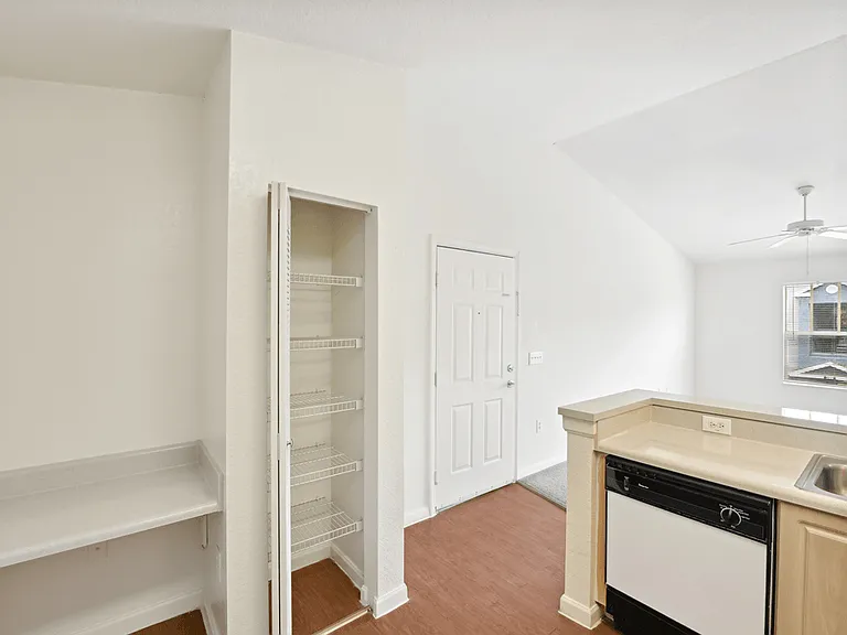 Wellesley Apartments — Photo 19