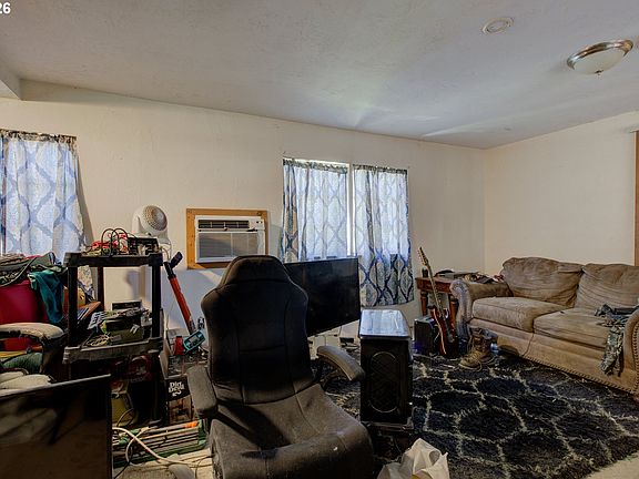 4th image of 210 Adams St