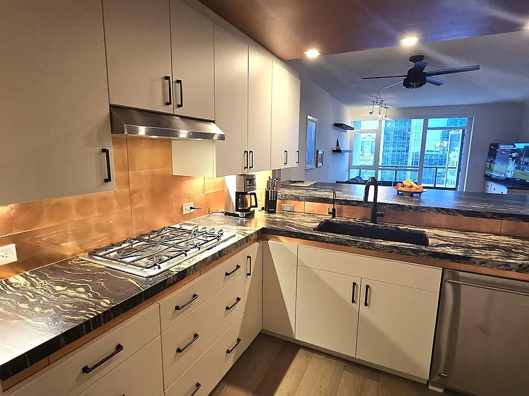 325 7th Ave #1301 — Photo 6