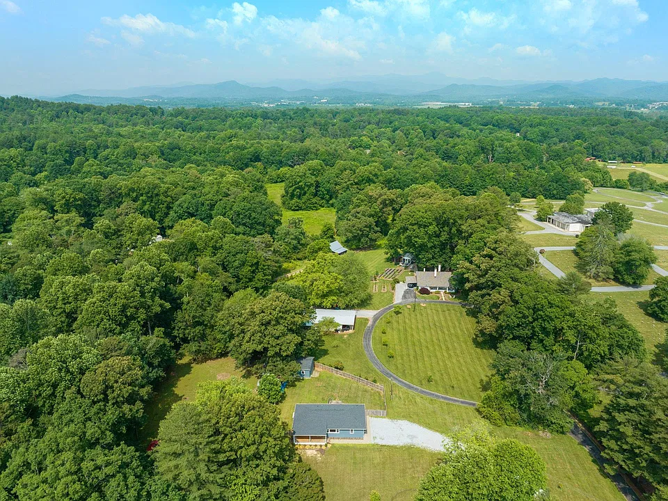 94 Moore Hill Ln