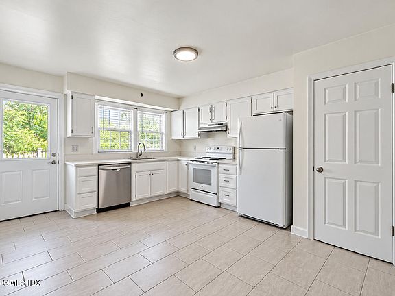 5th image of 74 View St W