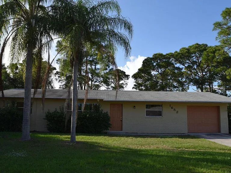 1652 SE Floresta Dr — Photo 1