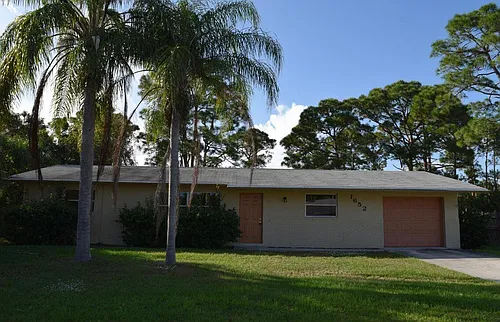 1652 SE Floresta Dr Photo 1