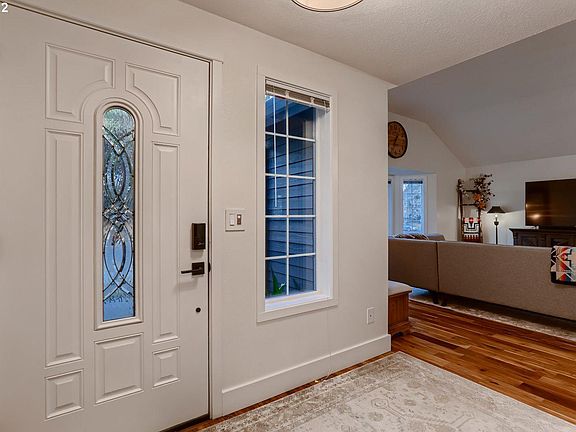 5th image of 467 SE 41st Ave