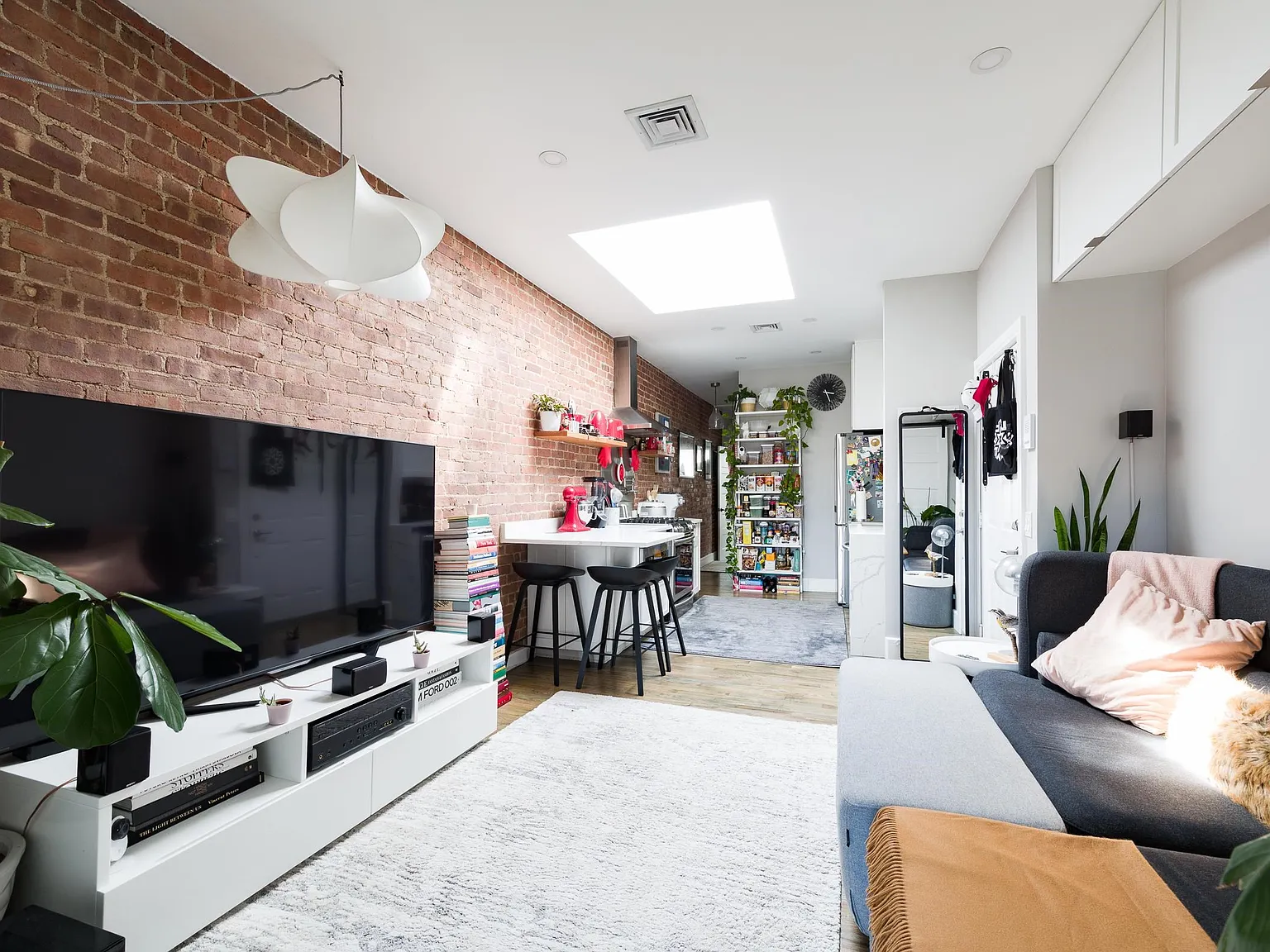 2 bed, 2.0 bath, 707 sqft, $4,000 — Photo 3