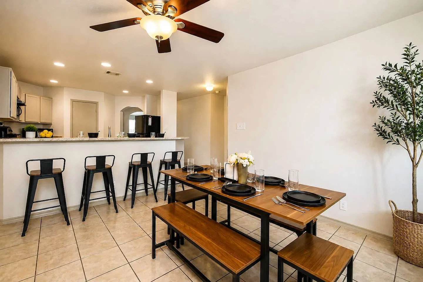 4 bed, 1864 sqft, $4,400 — Photo 3