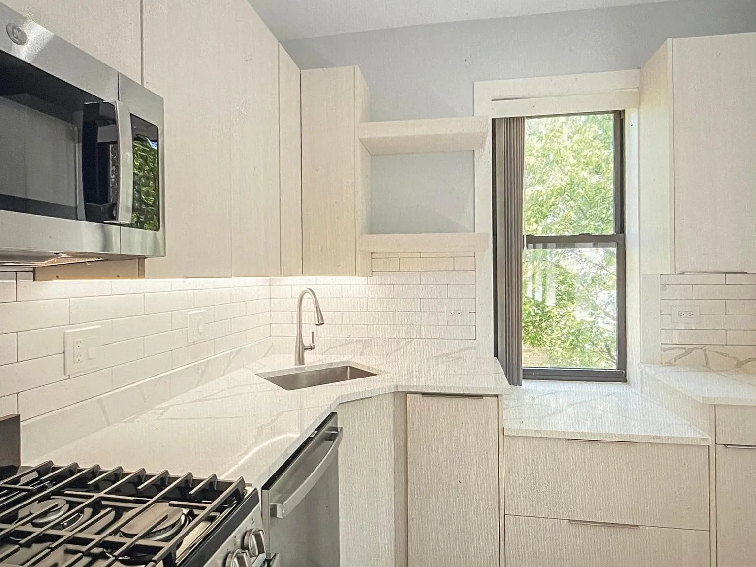2 bed, 950 sqft, $2,500 — Photo 3