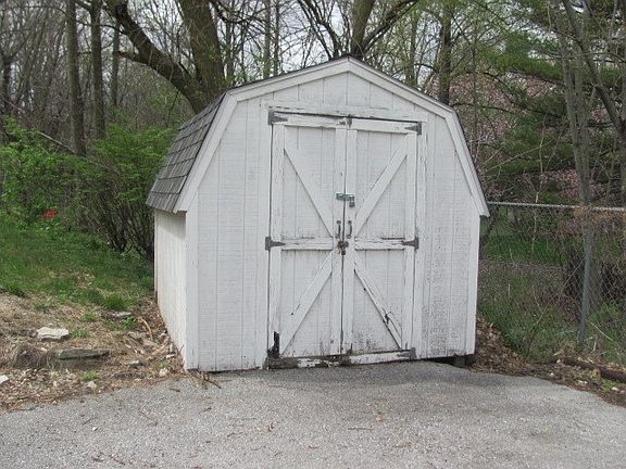 3rd image of 758 Burlington Ave