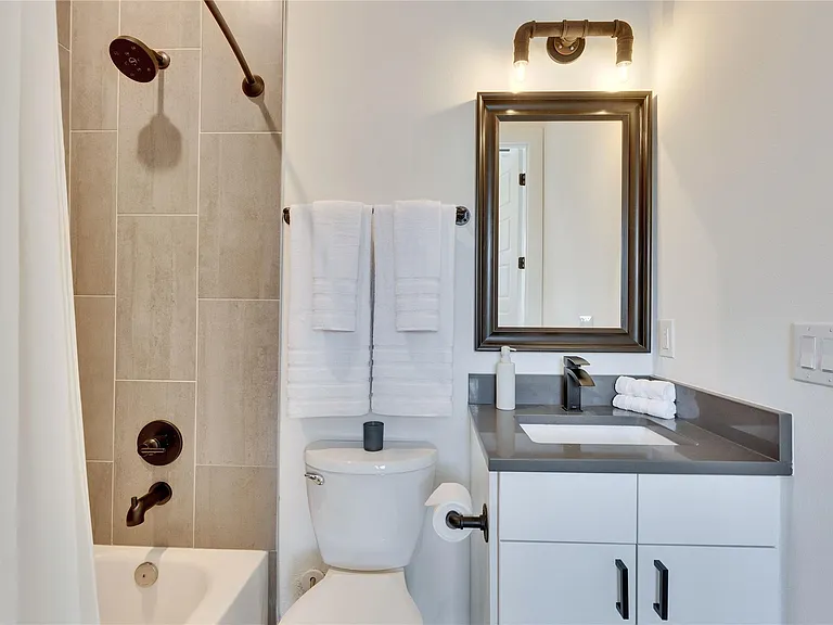 808 E Lydia St — Photo 37