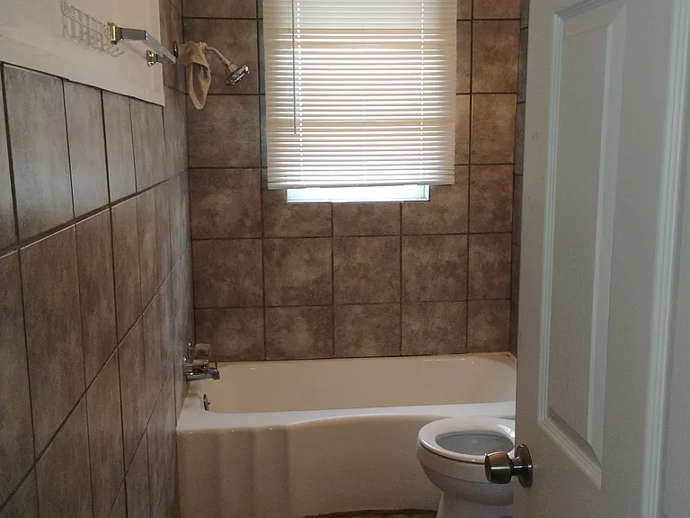 1633 E 10th St #1 — Photo 6