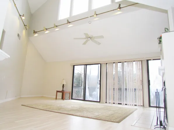 2830 Huntingtowne Farms Ln, Charlotte, NC 28210