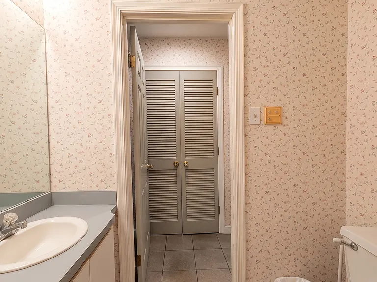 Main Level 1/2 bath