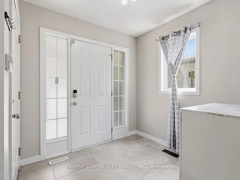 1141 Crosscreek Cres — Photo 2
