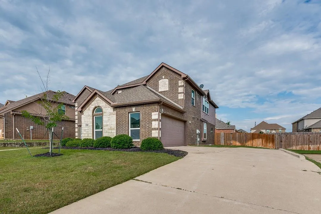 5 bed, 3684 sqft, $3,995 — Photo 2