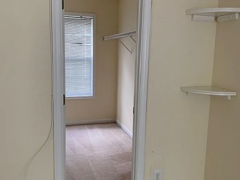 6108 Shrewsbury Sq — Photo 10