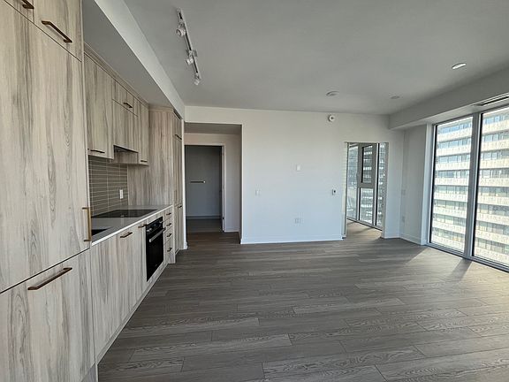 4th image of 634 Church St #2403