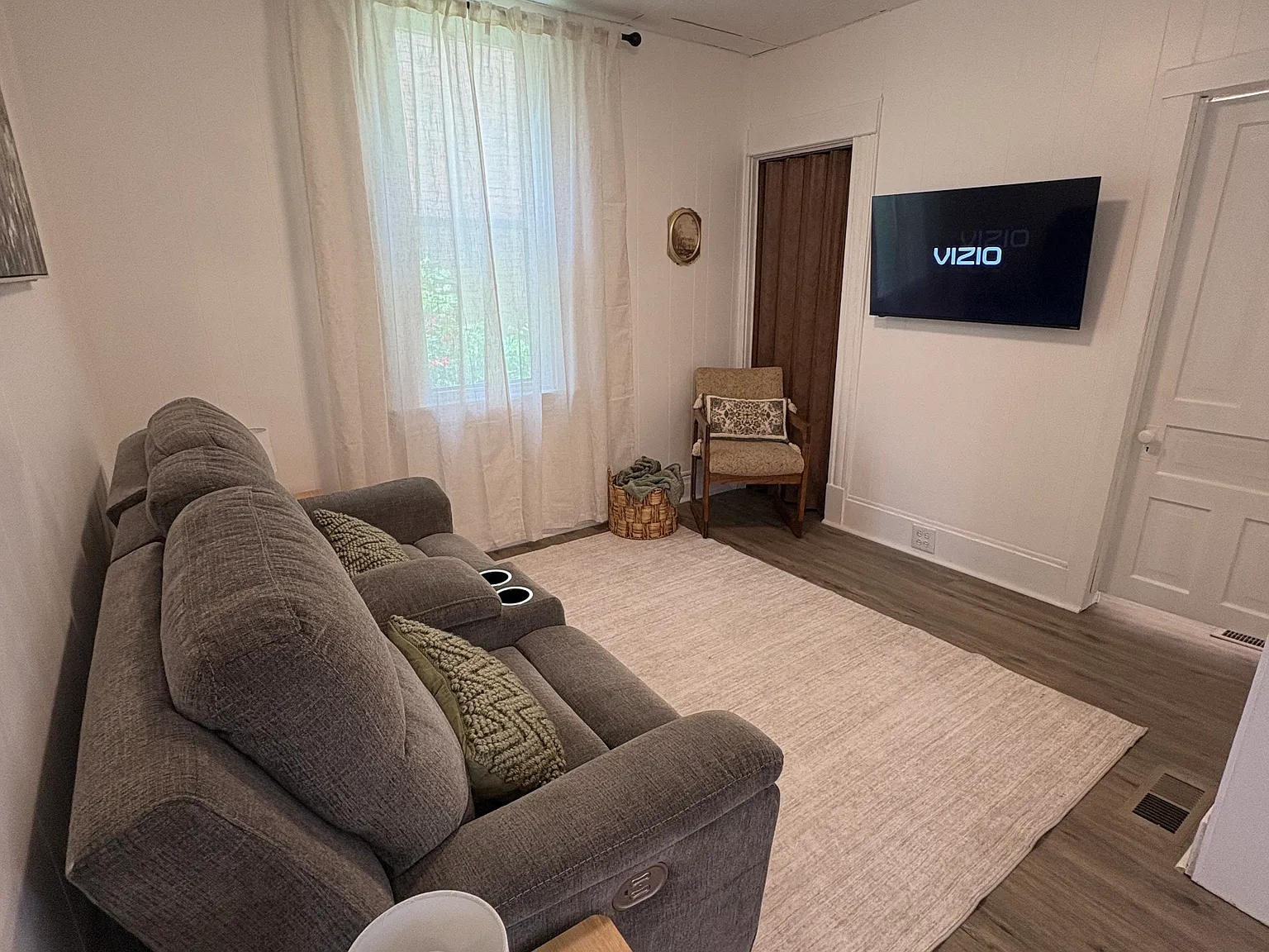 2 bed, 920 sqft, $1,600 — Photo 3