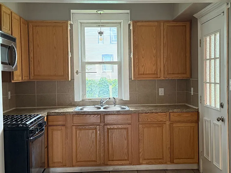 952 Market St — Photo 2