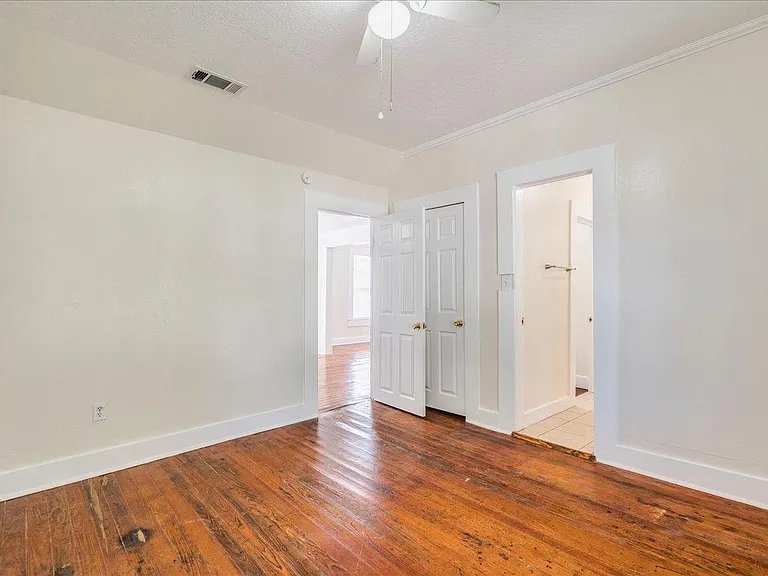 208 W Lockhart St — Photo 12
