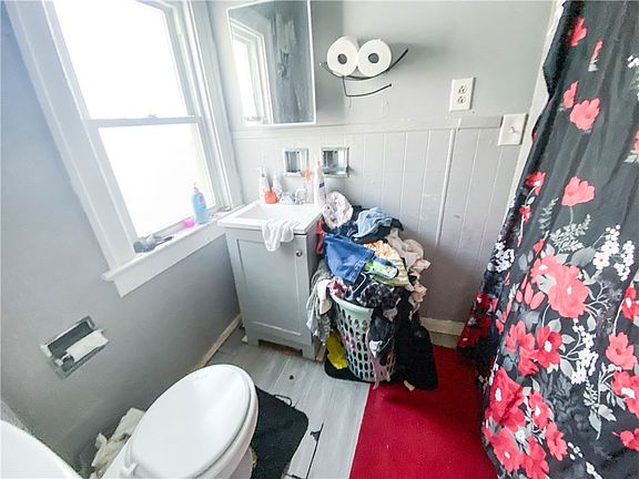 4th image of 632 Smith St