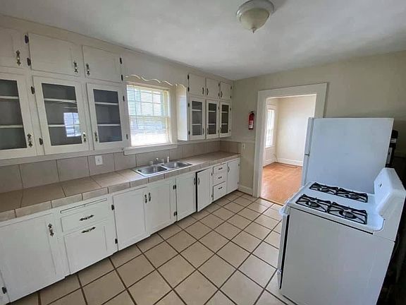 3rd image of 218 E 24th St