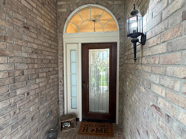 2922 Sandleigh Dr — Photo 2