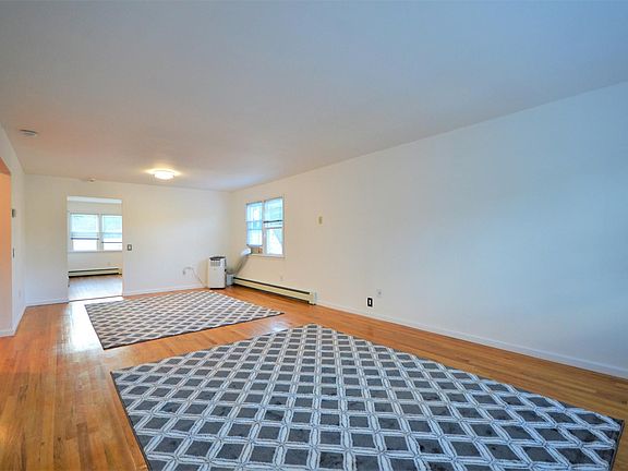 4th image of 125 Clunie Ave