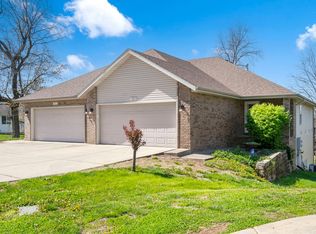 3834 W Brook Ct, Springfield, MO 65807