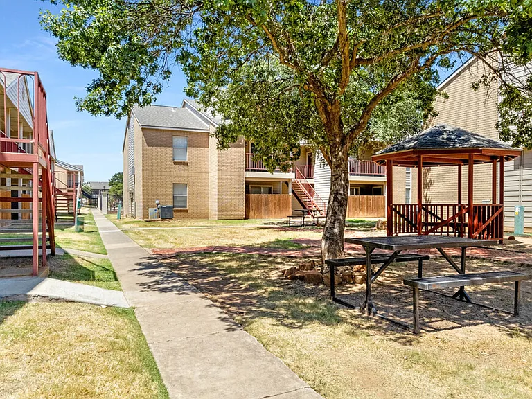 5321 S Loop 289 — Photo 9