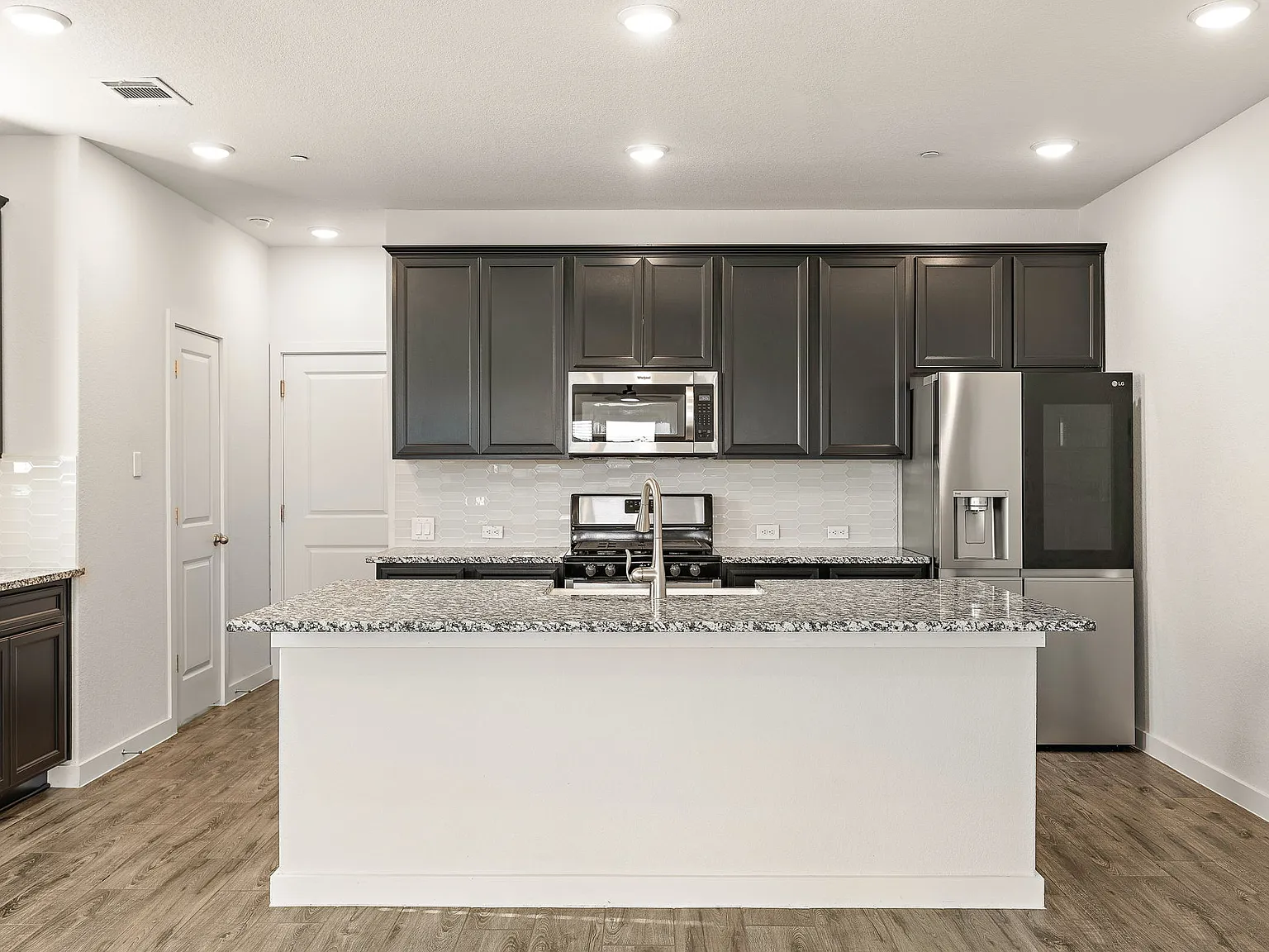 3 bed, 2.5 bath, 1813 sqft, $2,400 — Photo 4