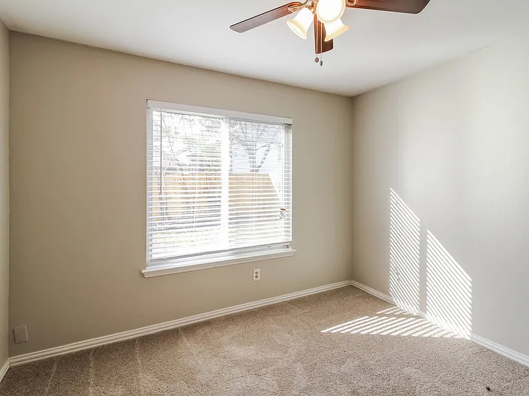 1115 Colbert Ln — Photo 11