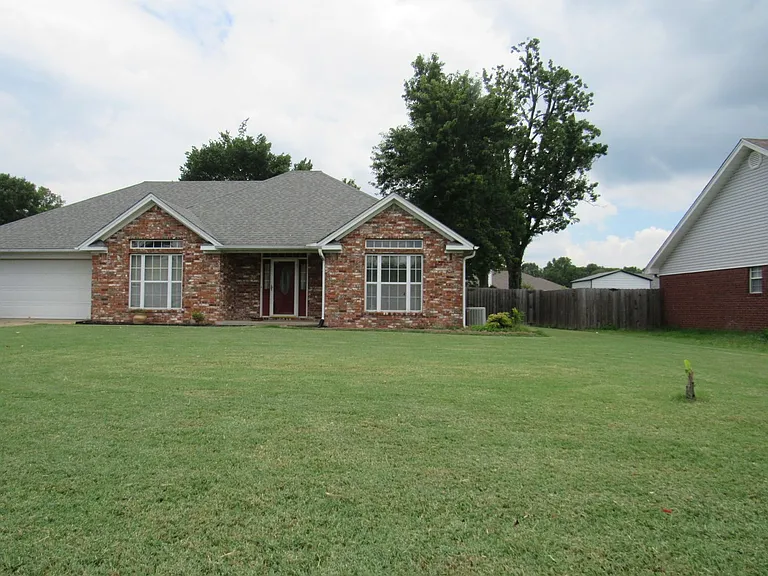 16 Emerald Cir — Photo 2