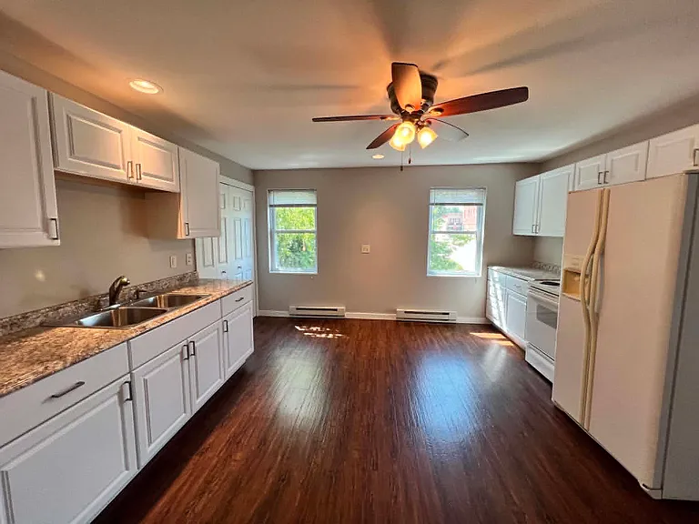 201 E Division St #2 — Photo 1