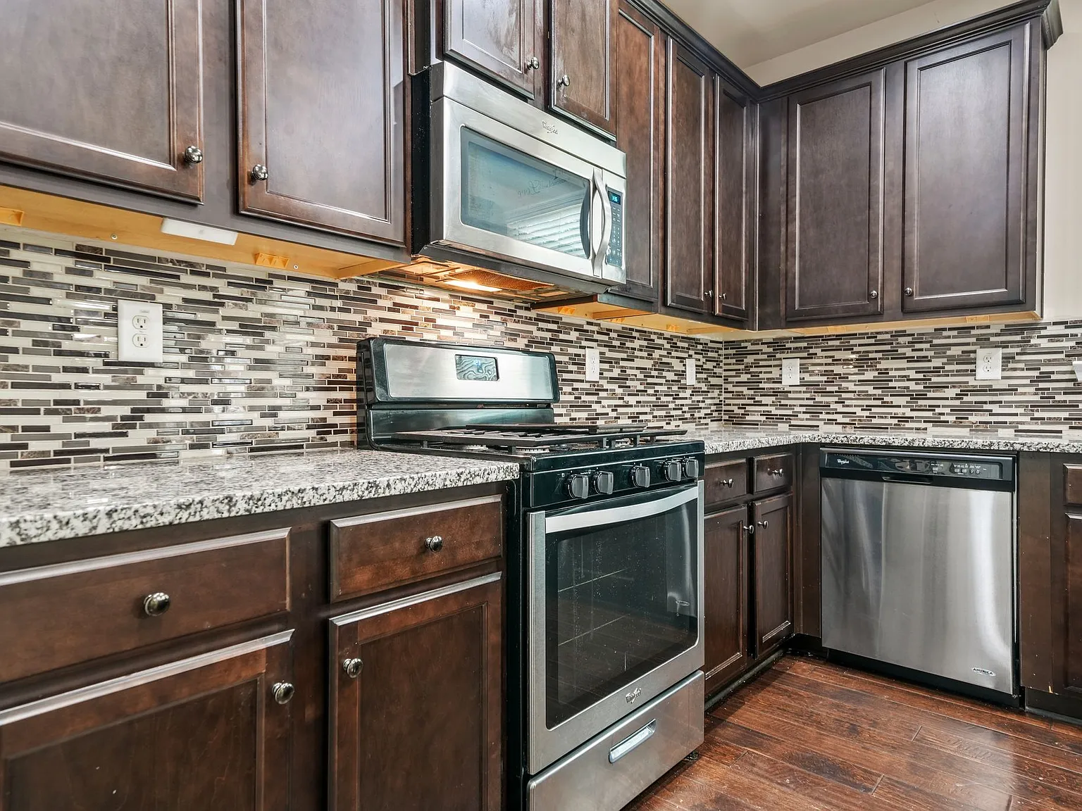 4 bed, 2.5 bath, 2338 sqft, $2,400 — Photo 4