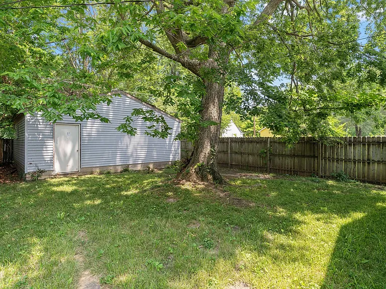 1414 W 32nd St — Photo 13