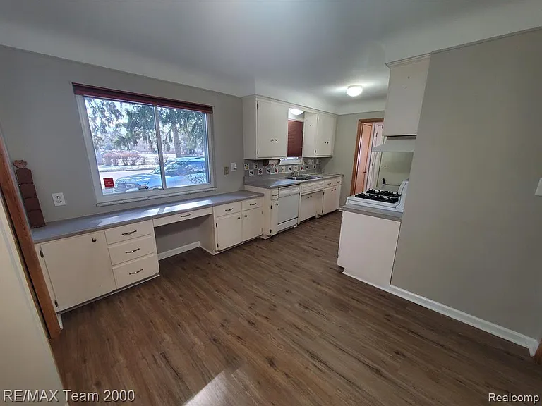 4565 Universal St — Photo 10