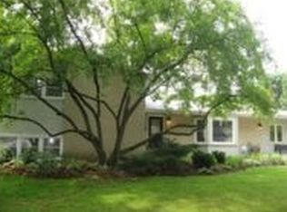 703 Valley Park Dr, Libertyville, IL 60048