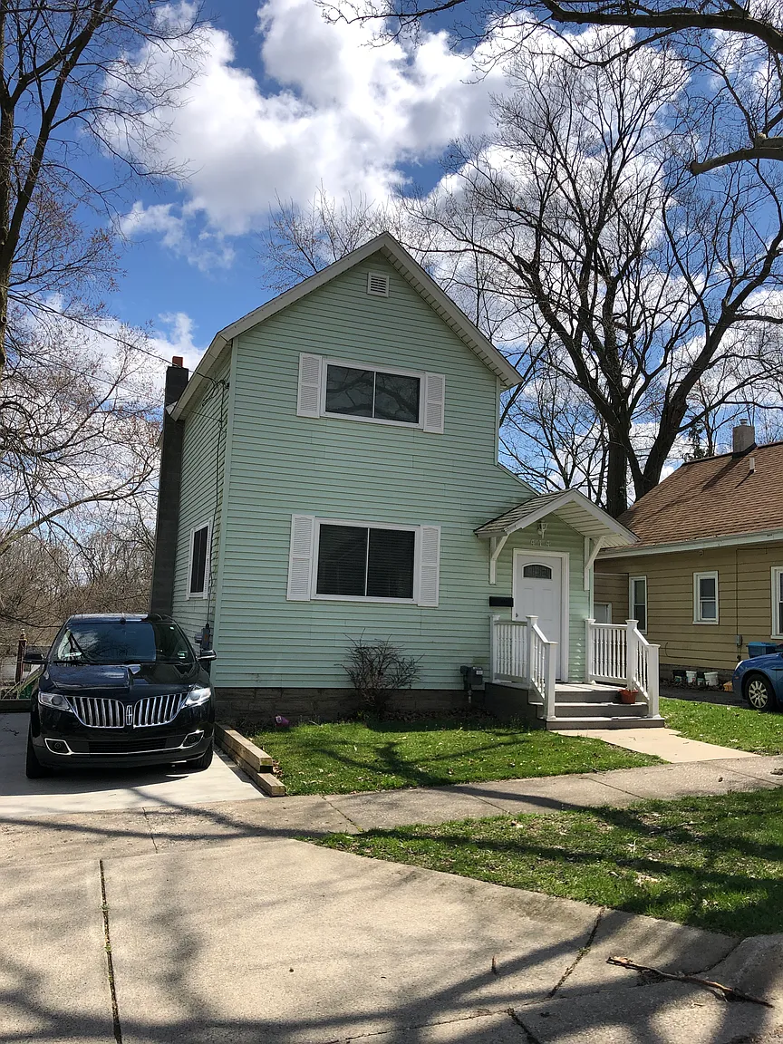 414 Prairie Ave photo 1