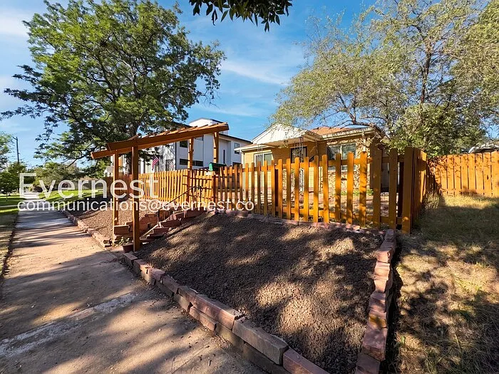 3 bed, 2.0 bath, 1000 sqft, $2,397 — Photo 3