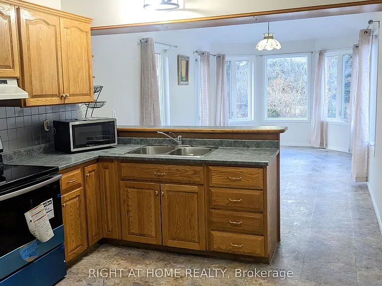 1258 Stacey Rd — Photo 7