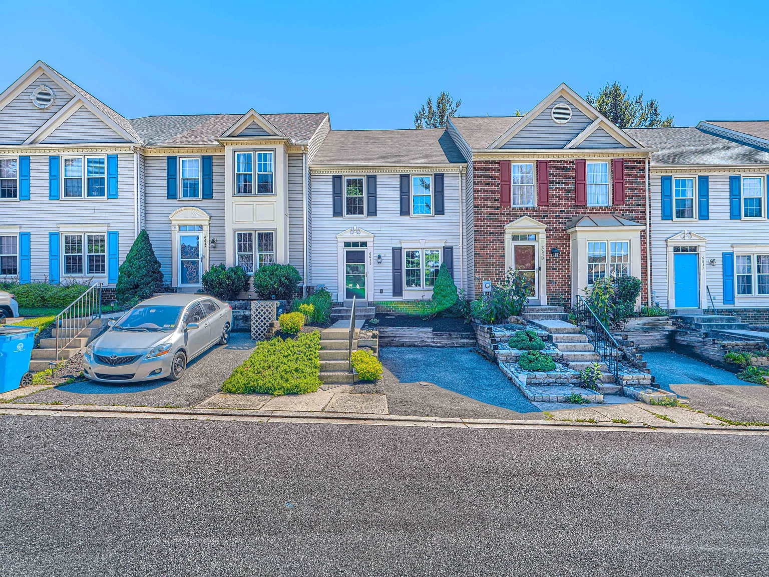 6635 Commodore Ct — Photo 1