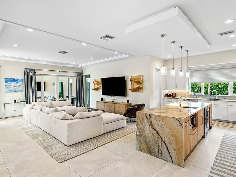 217 Gulfstream Blvd — Photo 7